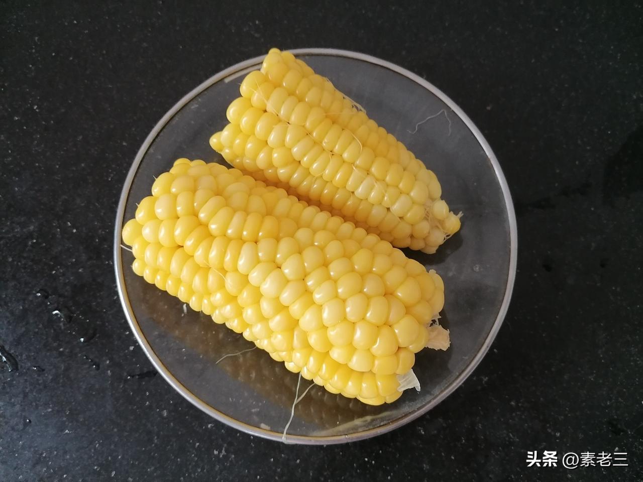 我喜欢吃苞米，喜欢到什么程度？牙肿着，下巴还痛，我还照样烀苞米吃。

昨天回老家