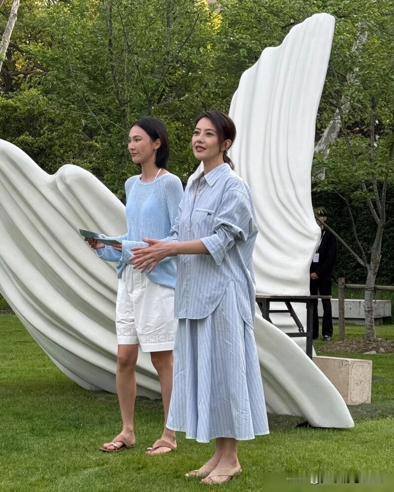 不愧是国民的女神，年龄大了快50岁还是那么好看，清新自然，这样随便的抓拍，随便美