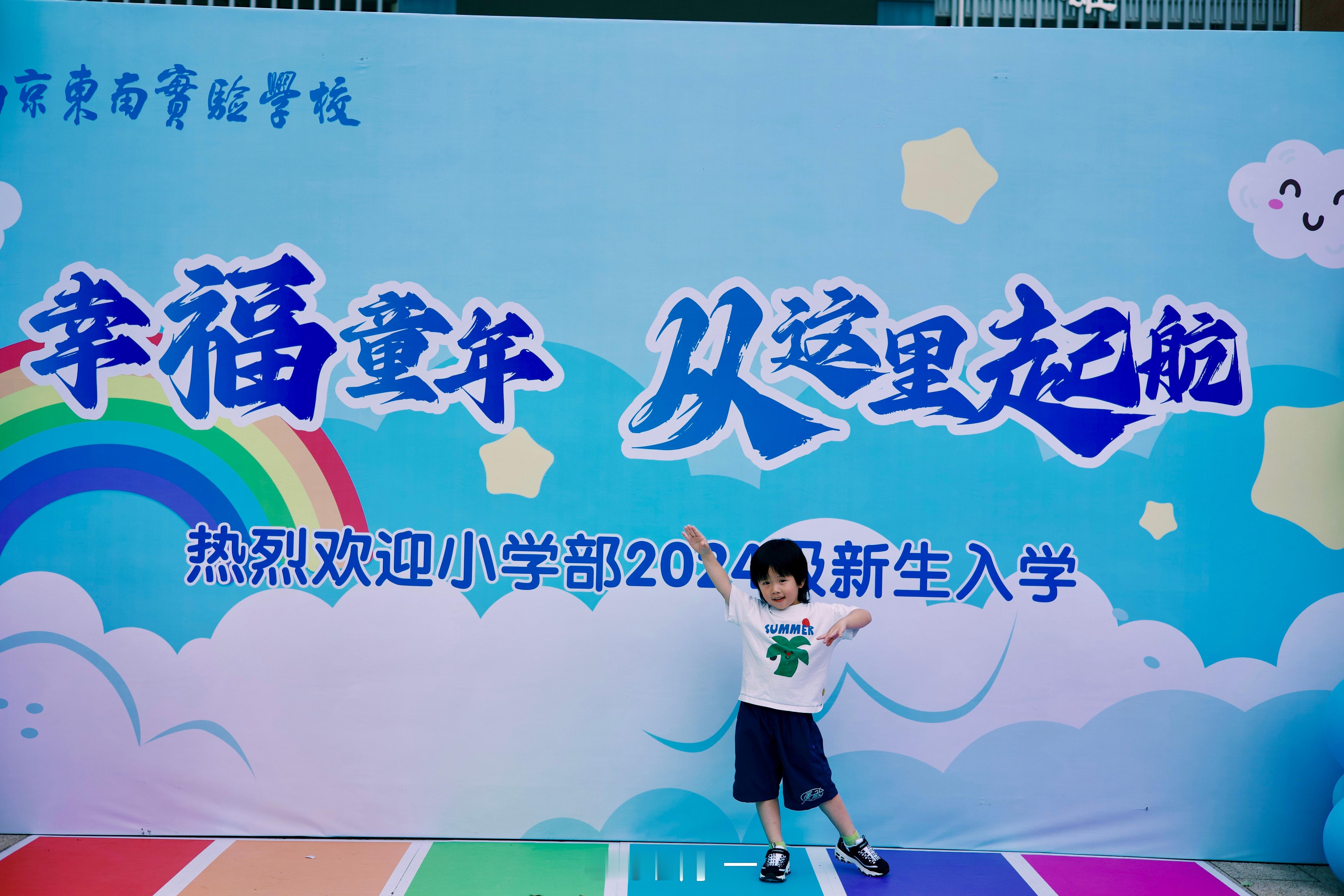 回来这两天干了好多事，带稀饭领了录取通知书、分班，试课，学了校歌。我开了两天家长