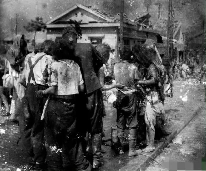 1945年，广岛街头，原子弹爆发十分钟后，马路上聚集了几名的幸存者和惊恐的居民。