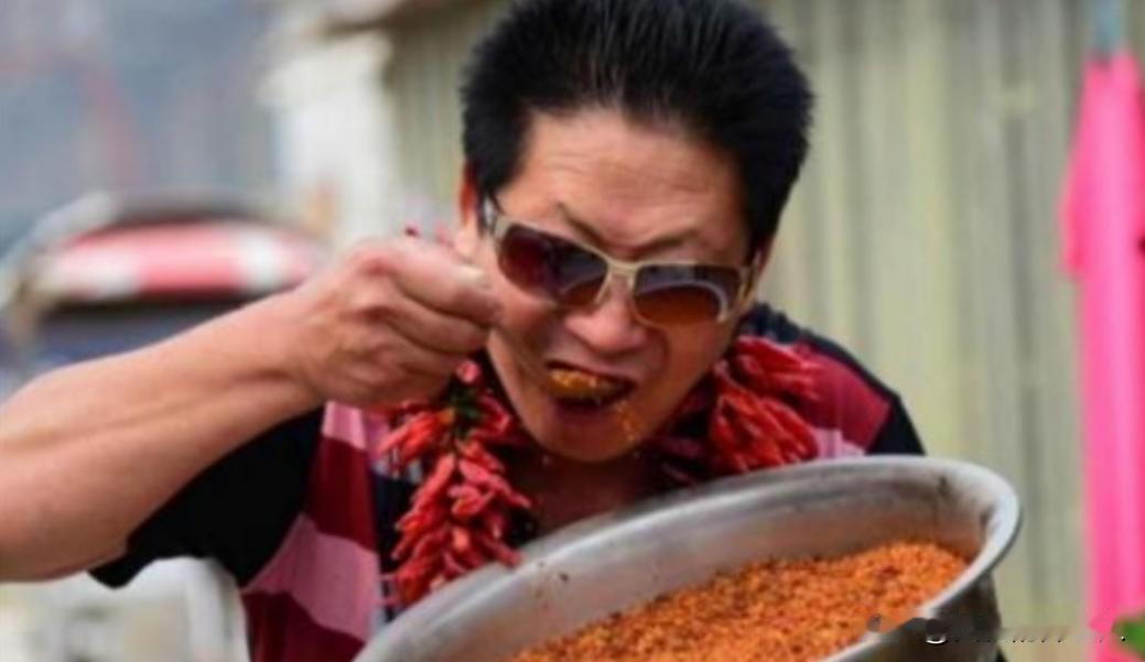 2014年，“中国辣王”李永志，因连续吃下12根能辣死大象的魔鬼辣椒，从此名利双