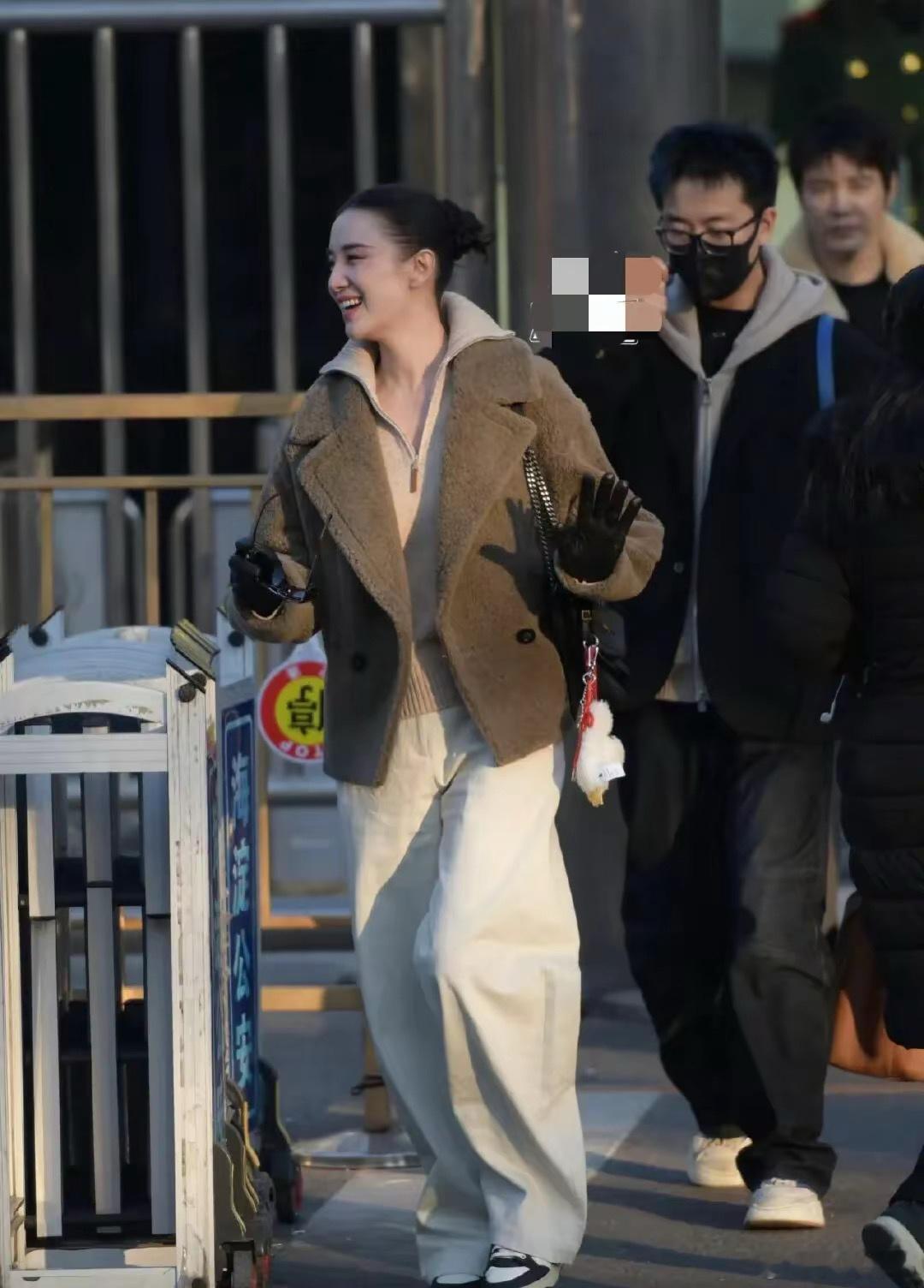 蛇年春晚彩排，宋佳一套非常时髦的冬装造型。宽松舒适又潇洒有型 。 