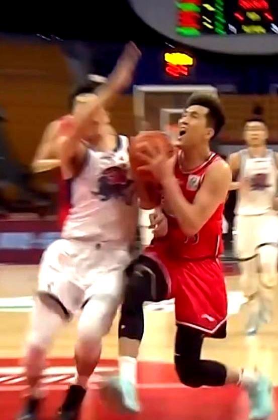 竞技体育最残忍的，是它从不给老将留体面。
 
替补登场十五分钟，拿下七分。郭艾伦