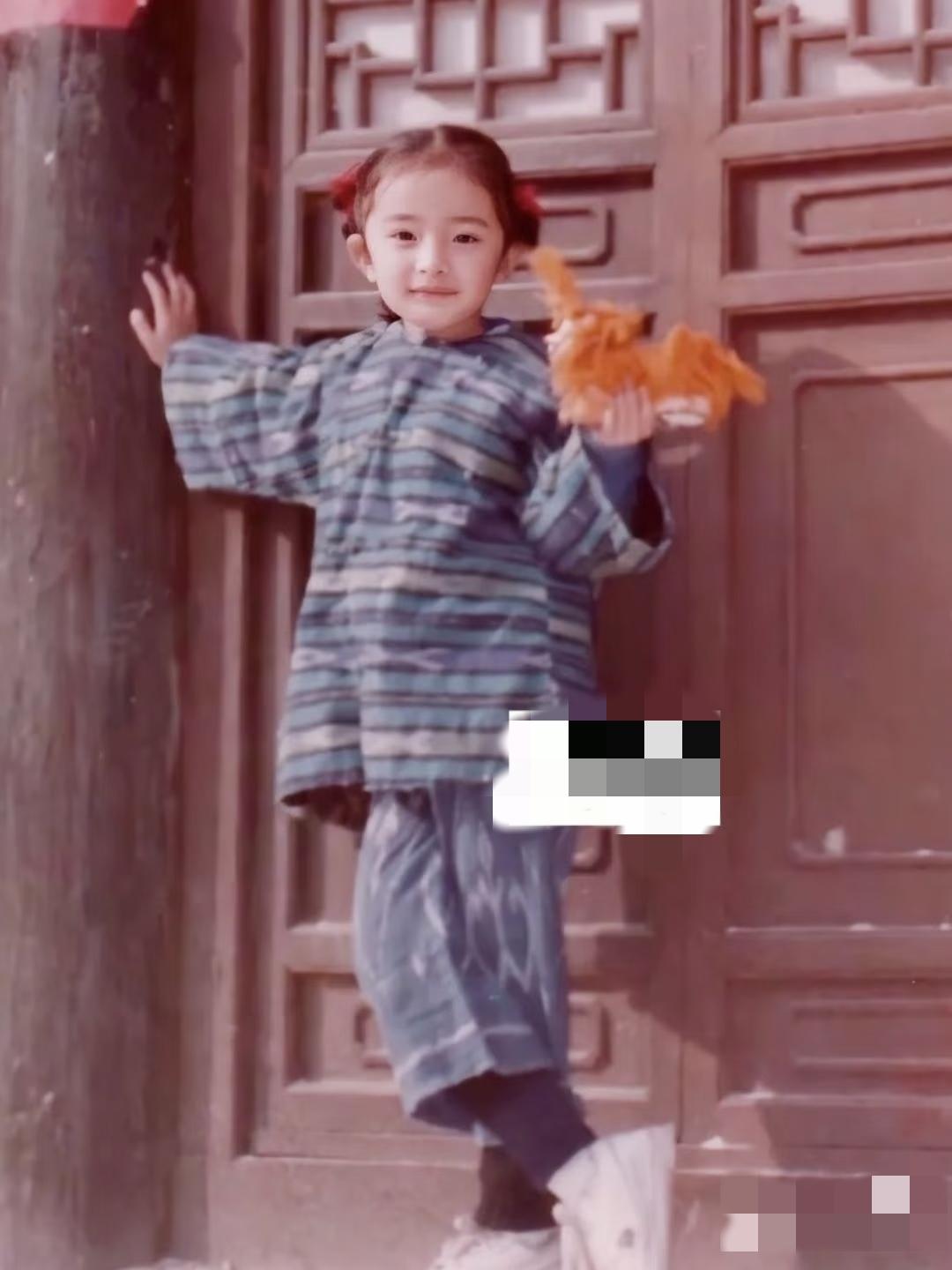 这是一张三十年前的老照片，如今这个小女孩已成为了家喻户晓的女神级大明星，你能认出