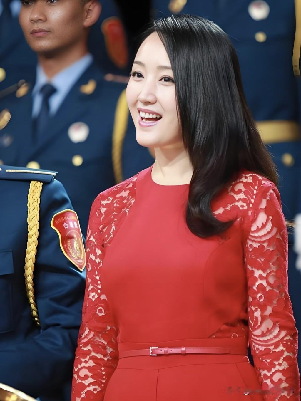 余露颖，一颦一笑皆是风景，话筒为笔，书写优雅与从容。婚礼主持人余露 物质上一无所