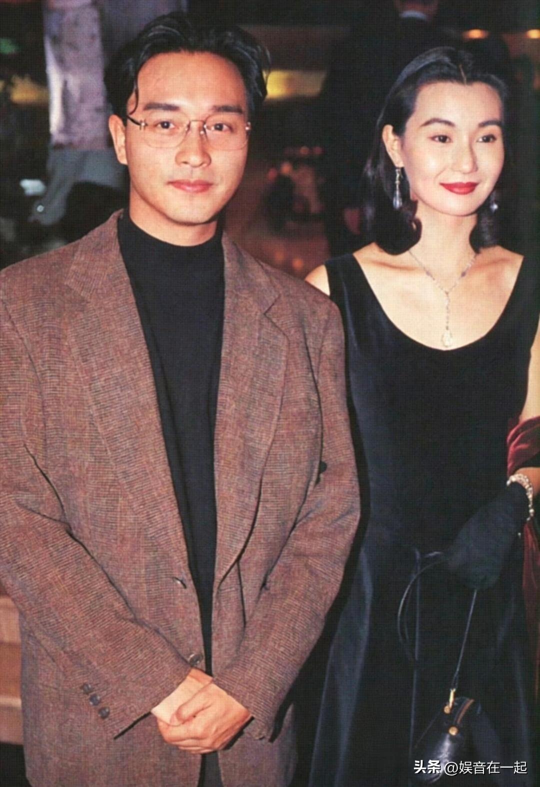 这张经典旧照拍摄于1991年《阮玲玉》首映现场，画面里是张国荣与张曼玉两位港片黄