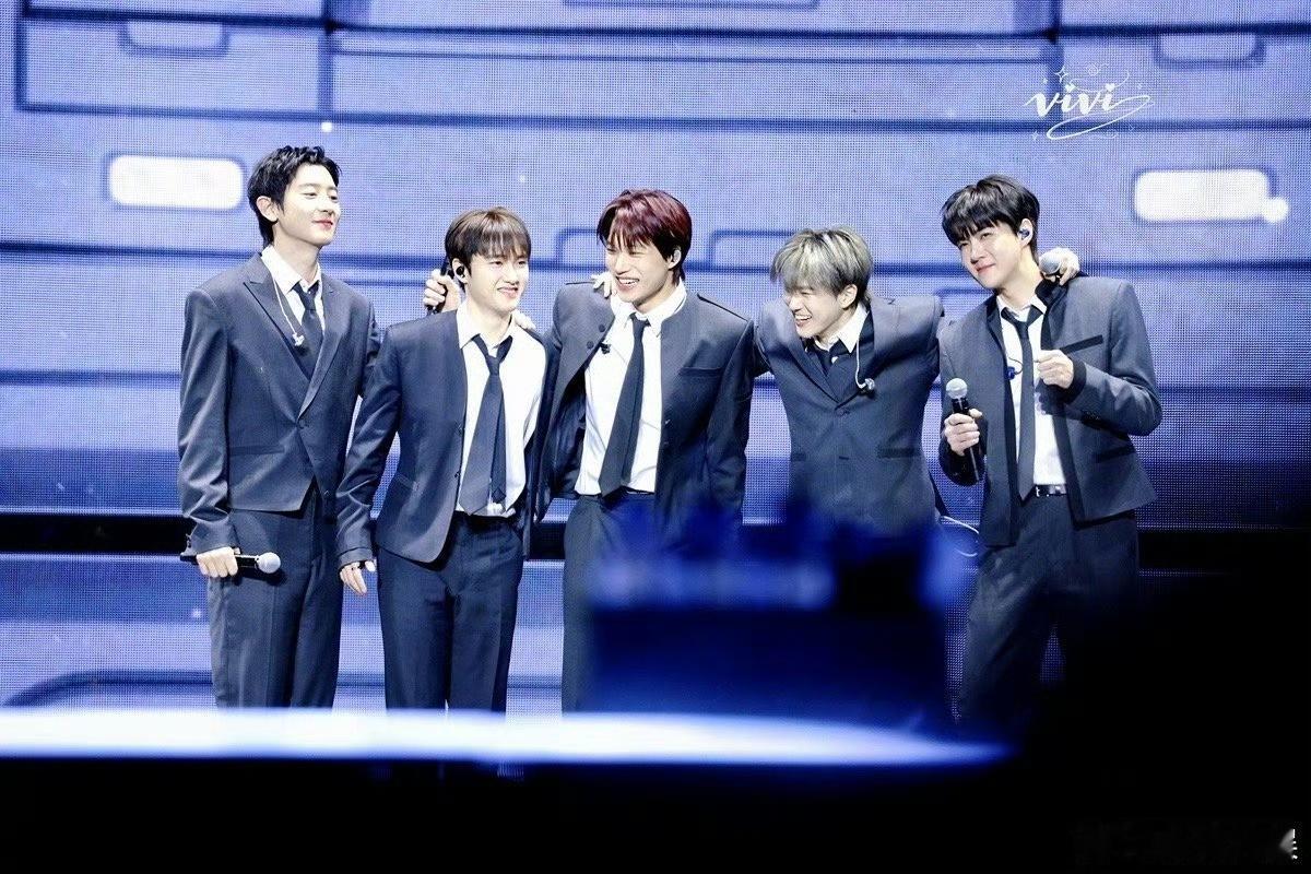 EXOexo无框眼镜造型EXO全员无框眼镜造型全是老公 不愧是完颜团来的！！ 