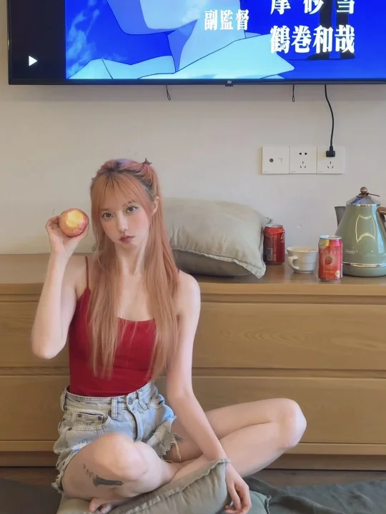 🍎在房间里看EVA的笨蛋