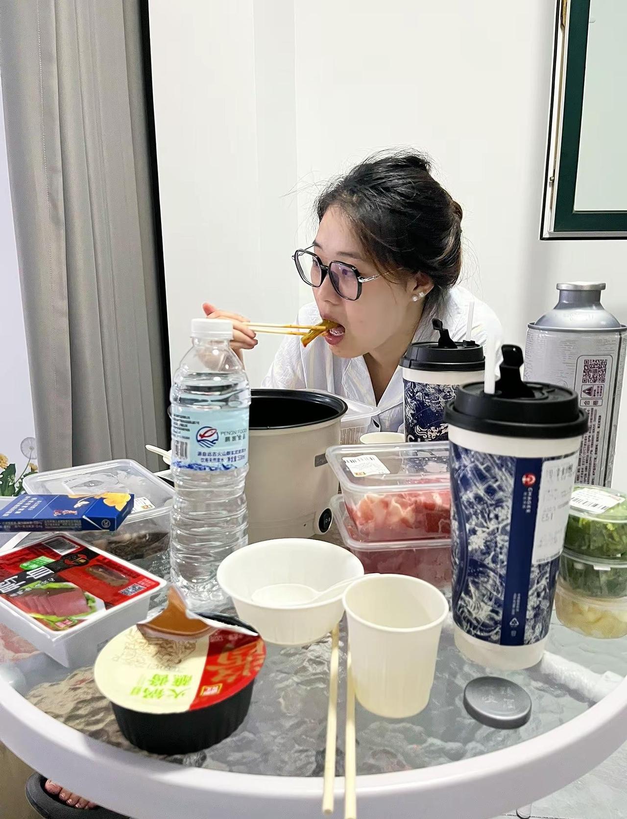 细数我们相伴的日子上周见面的画面还清晰得很 原来再久的陪伴 见面依旧会心动@关你