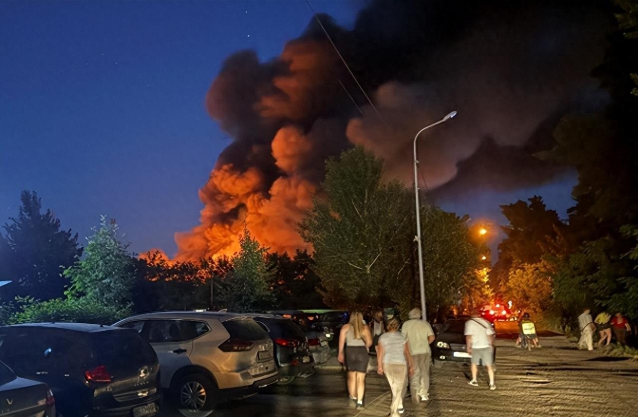 莫斯科的天空最近确实不太平。

防空警报拉响的次数，比过去几十年加起来都多。

