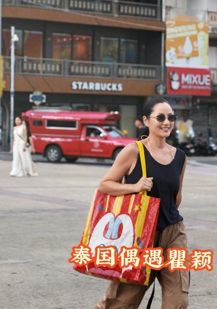 瞿颖拿个袋子就出门了 瞿颖这模特身材真的是太顶了，随随便便穿一套出门都能走出秀场