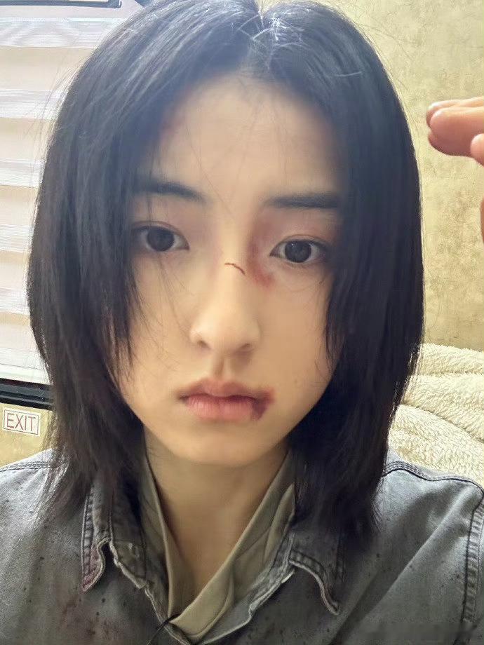 张子枫真被打成乌眼青了咱们就是说子枫妹妹真的好拼记得刚开始子枫妹妹一直都不擅长打