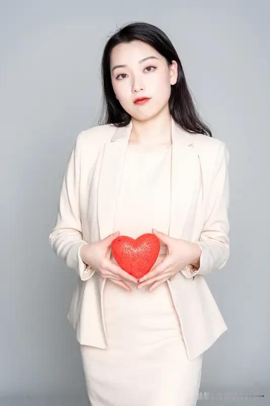 情人关系里真的别被“坦诚才是真爱”的误区绑住。
这种没有婚姻和亲情兜底的关系，容