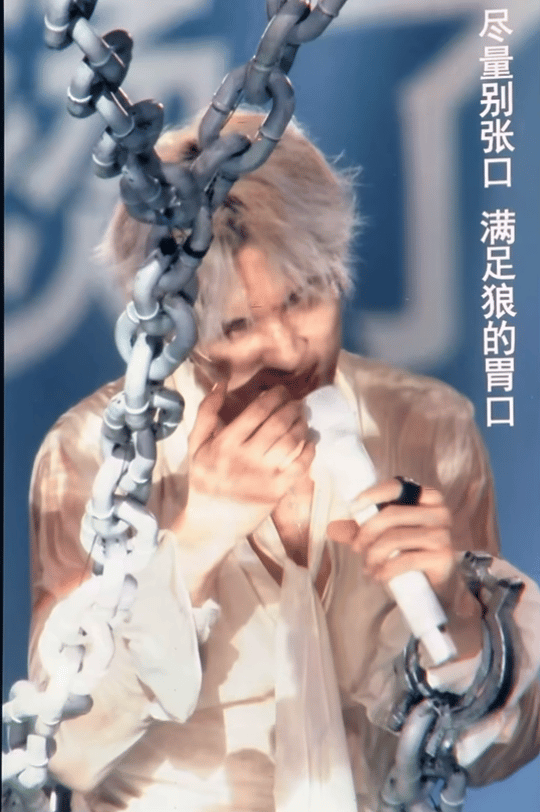 这无辜的眼神咬手指🥵 