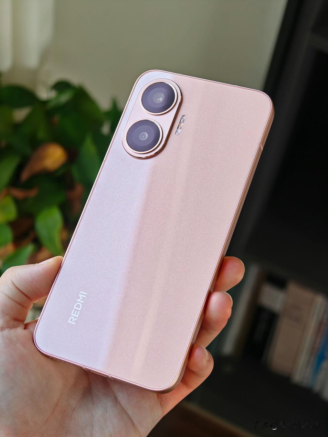 如果REDMI K80系列能用上这外观...
看来小米其实也并不是不知道Tur