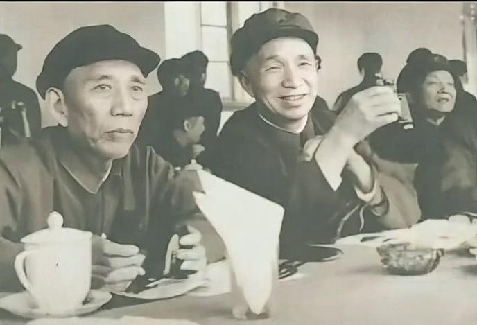 1977年8月，南口靶场，一张老照片定格下难忘的一幕。粟裕大将与王震上将并肩坐于
