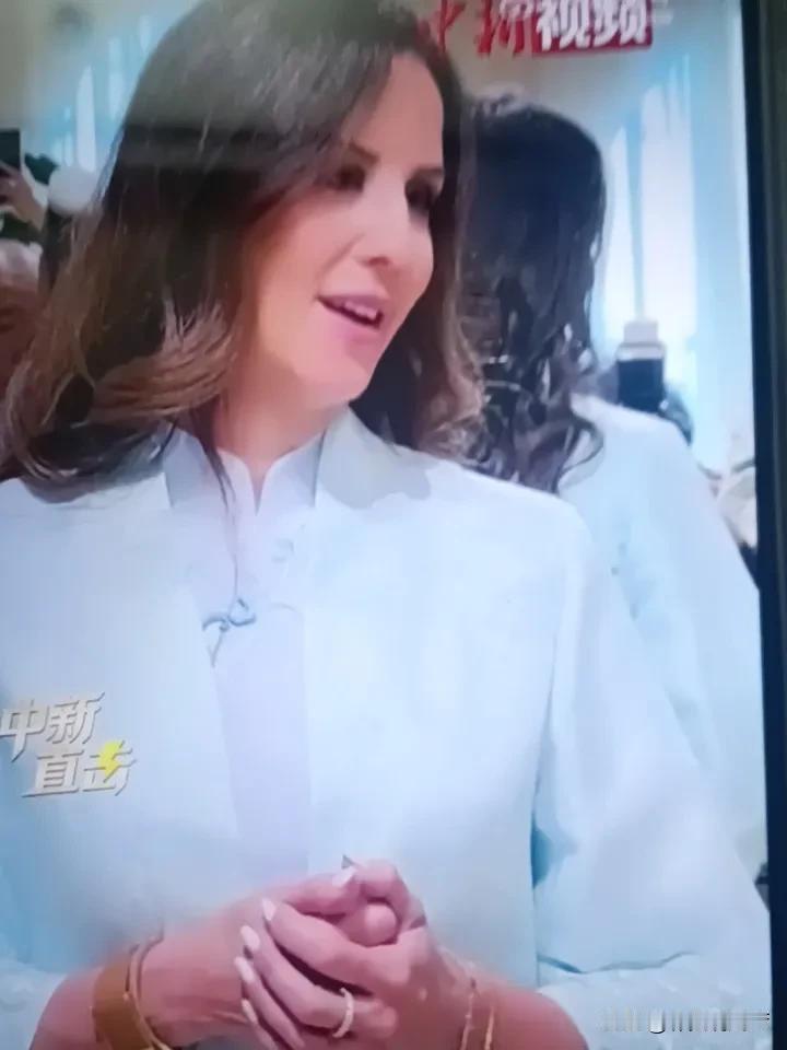 武契奇夫人穿旗袍爱不释手直呼喜欢 2026年5月26日，塞尔维亚总统武契奇夫人塔