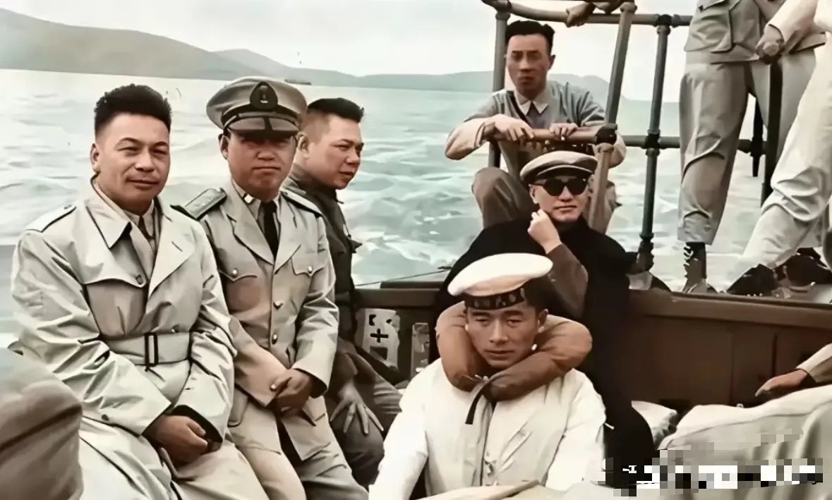1954年5月，蒋介石携蒋经国等人，乘坐国民党海军军舰，在军舰上的一张合影。也是