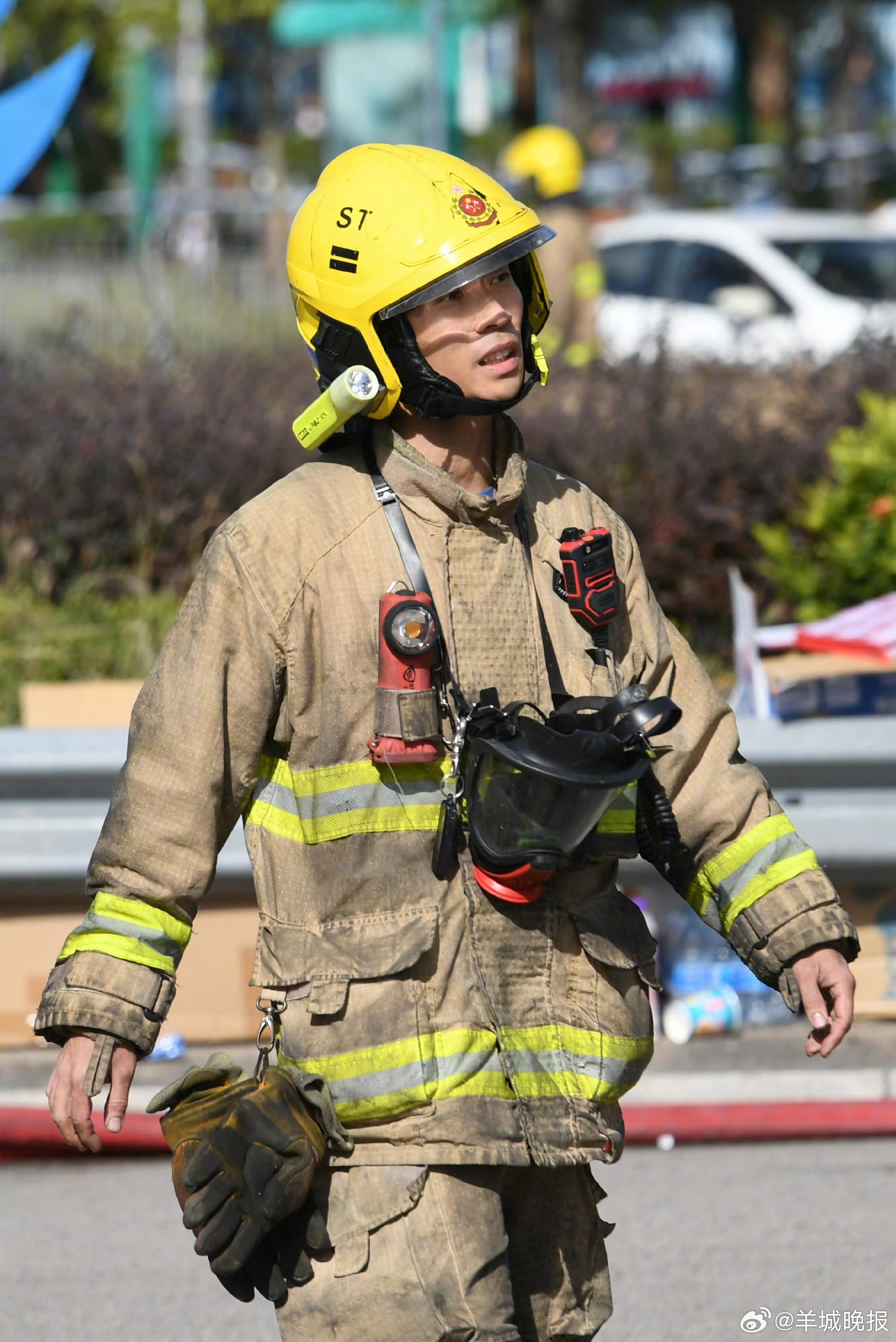 【致敬！#香港火灾救援中的消防员#】11月26日，香港大埔宏福苑发生火灾。从白昼