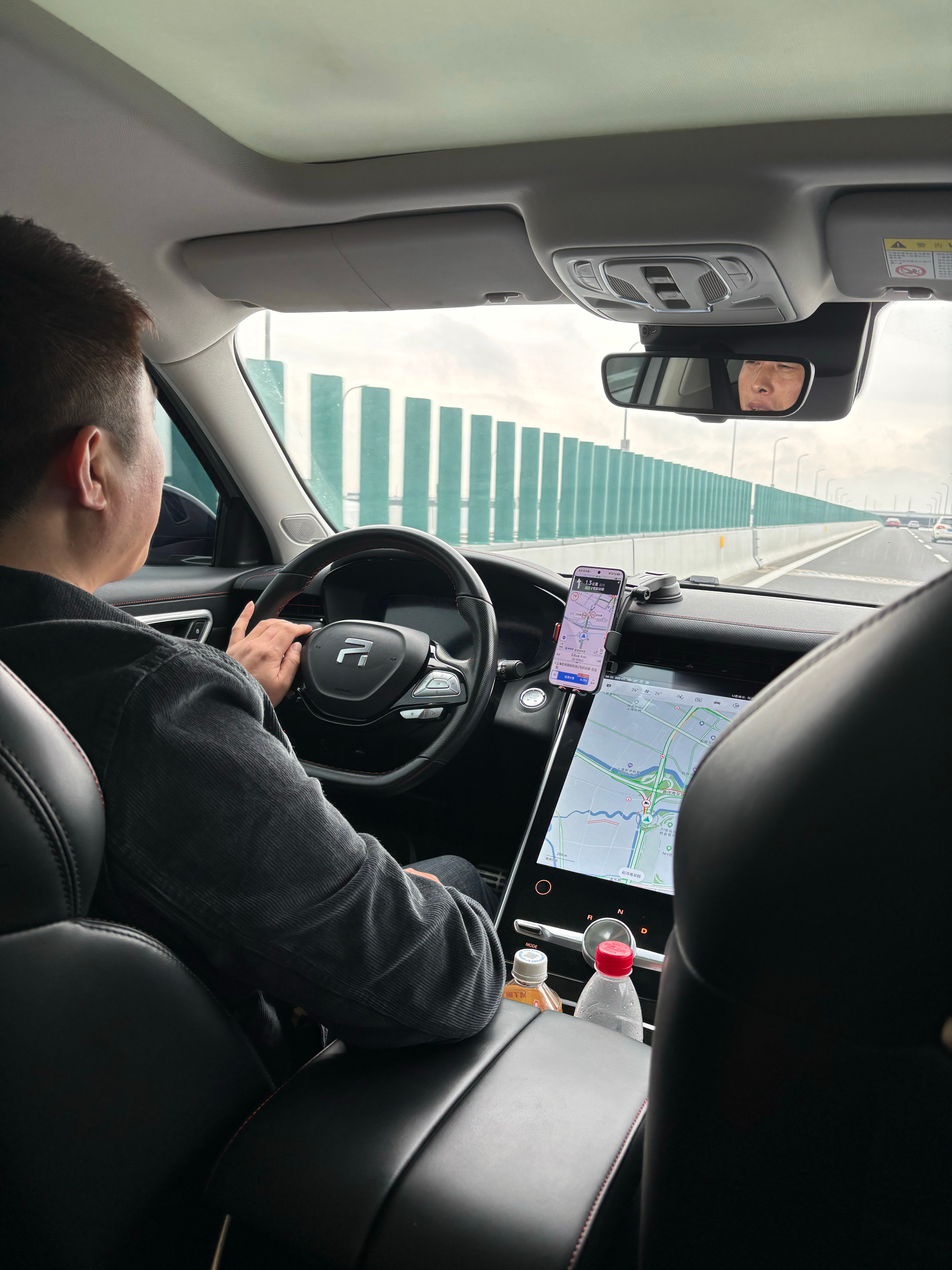 早上打了一辆飞凡R7去机场，师傅2022年买的，落地价26万，本来去年想卖掉，结