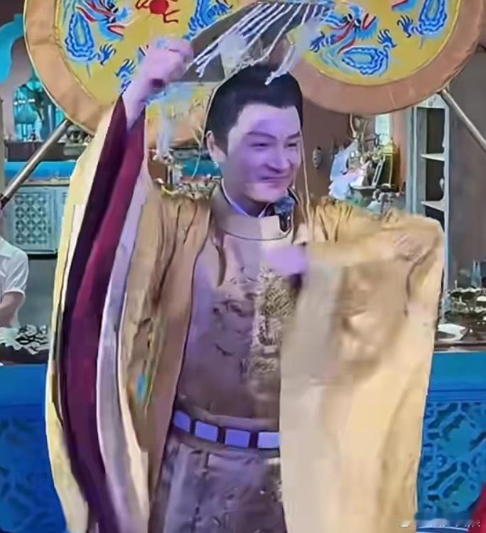今年已有多名艺人在景区再就业最让我印象深刻的就是郑国霖，每次刷到他在景区当皇帝的