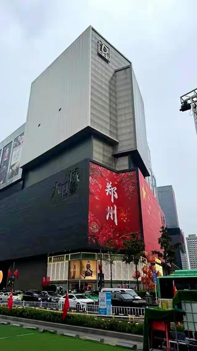 他去了26个国家，从不看高楼。

这次从郑州出差回来，这位韩国前导游只说了一句：