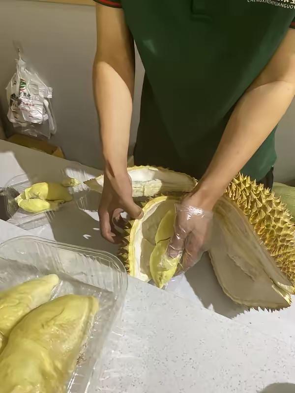 山东一女子买榴莲，店员帮忙剥壳，女子回家后觉得不对劲，第二天又去买，这次全程盯着
