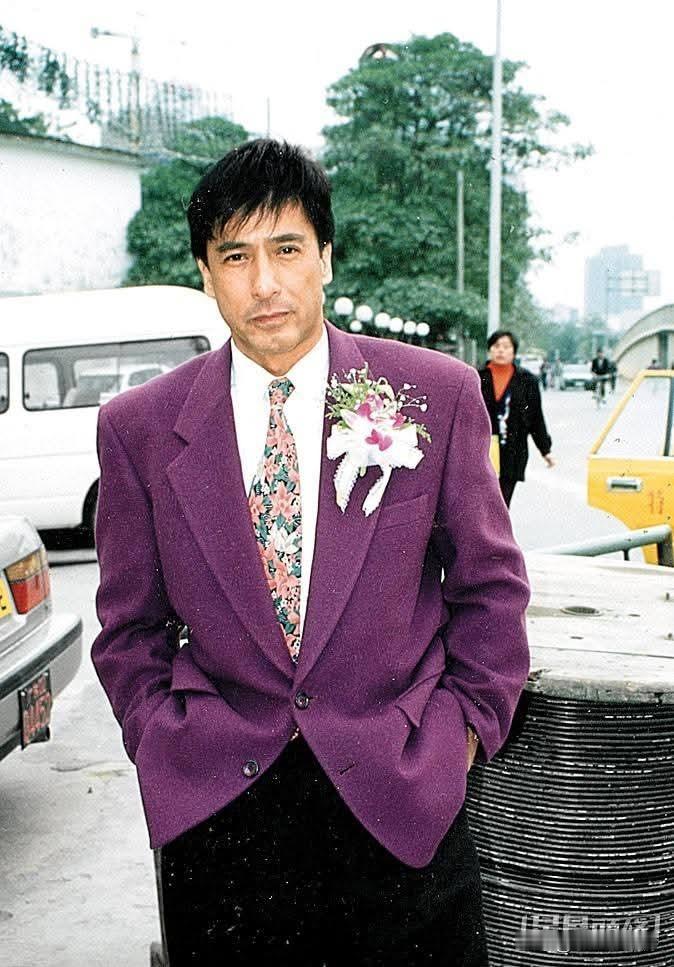 伊雷（英文：James Yi Lui），1939年12月13日出生，1999年2