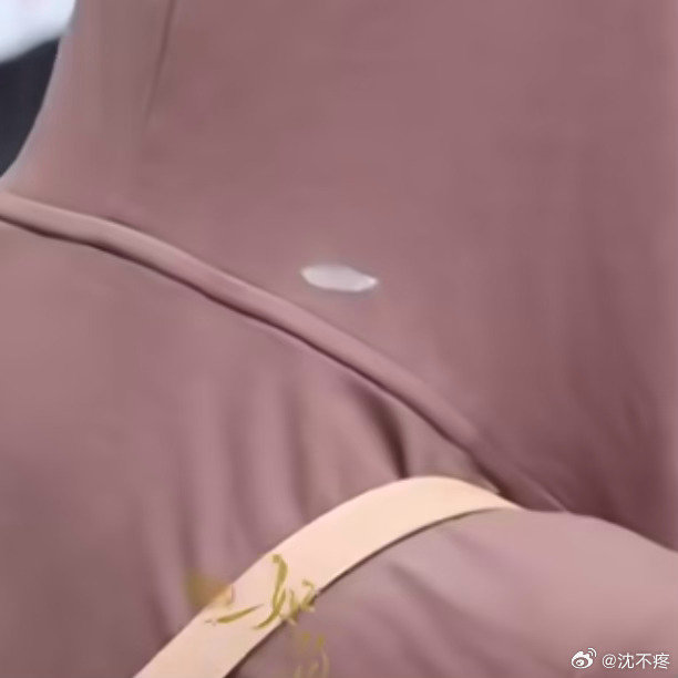 虞书欣衣服粘上双眼皮贴了虞书欣衣服上有双眼皮贴 虞书欣衣服上有双眼皮贴 