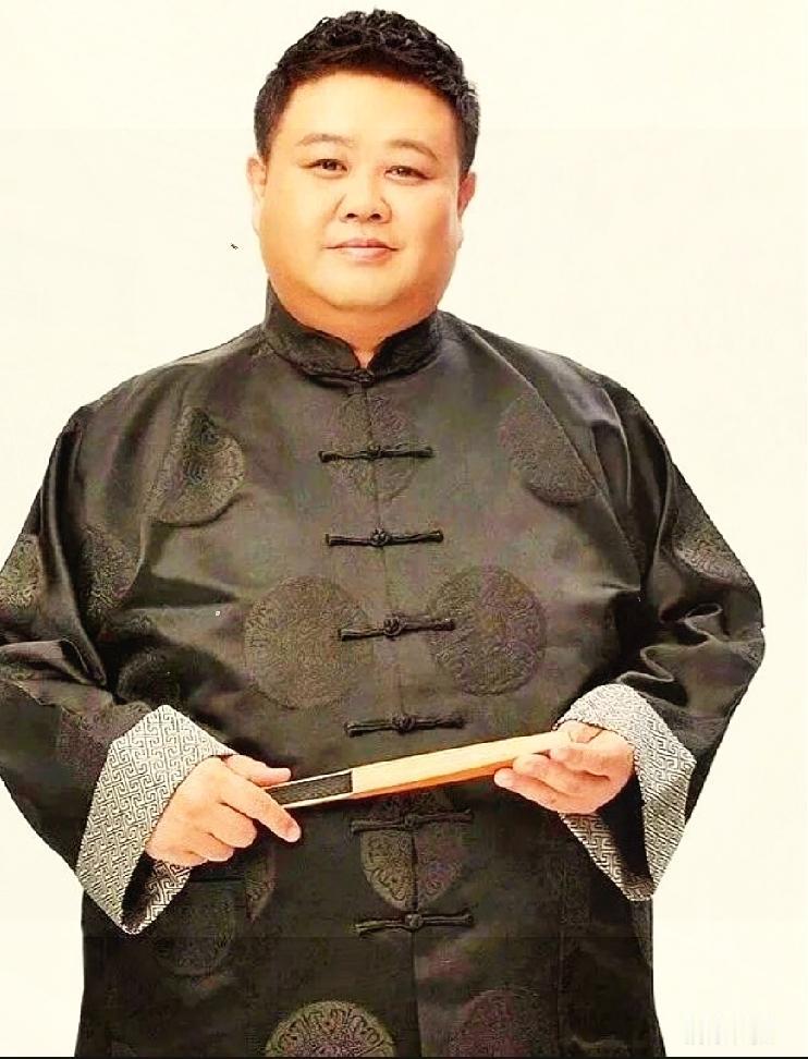 孙越德云社黄金捧哏，十七年稳稳托住岳云鹏的舞台
 
作为相声名家李文华外孙，孙越