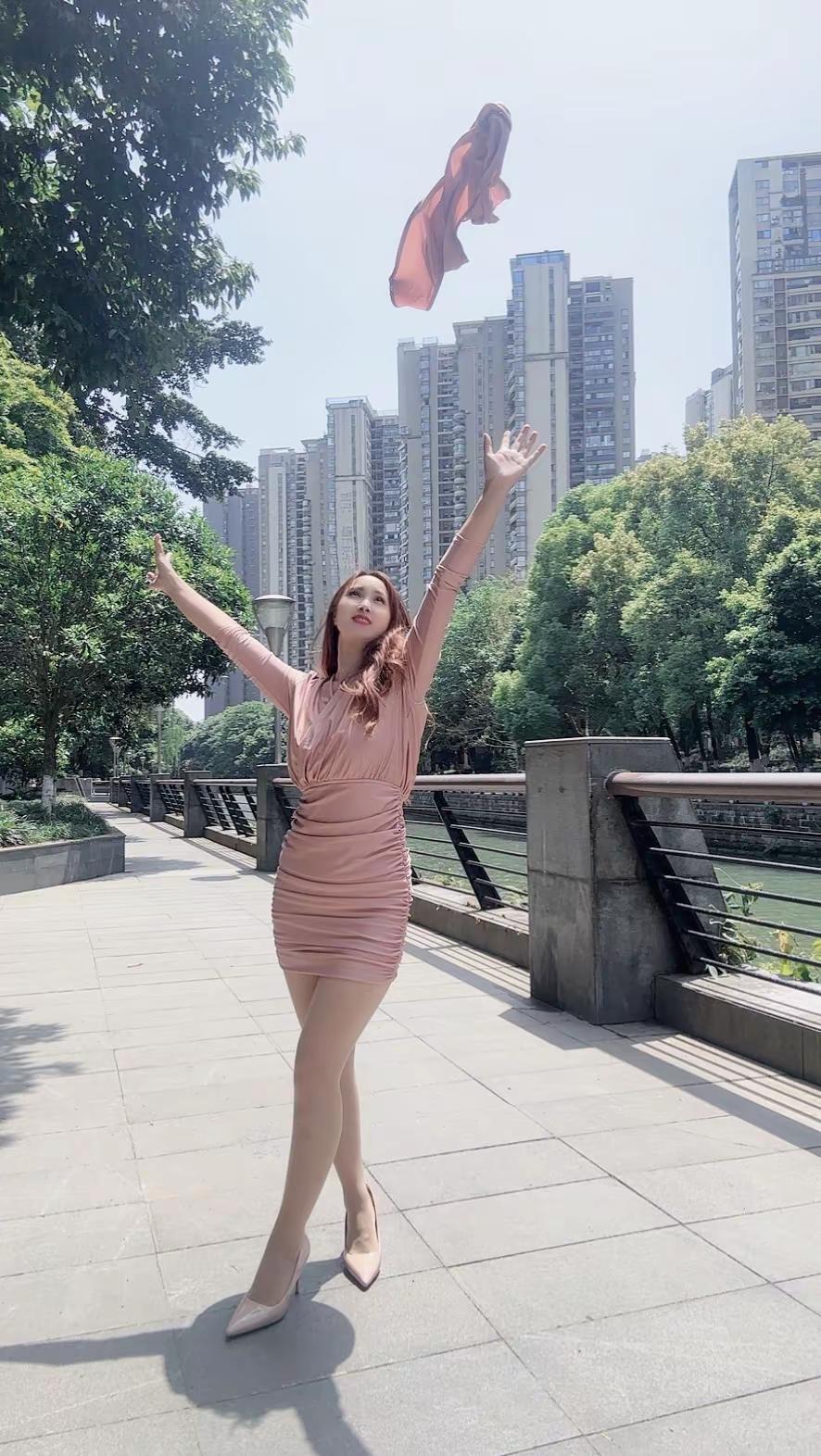 最放松的时候，就是一个人，什么都不用想，抛开那些人情世故、不用费心去迎合别人，找