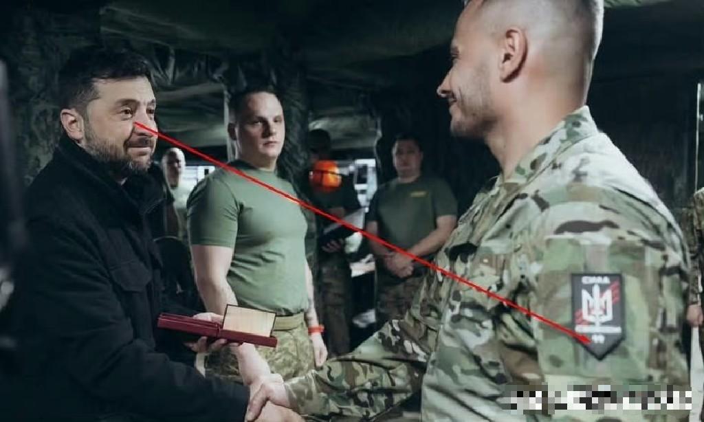 泽连斯基在红军城失守之际给其心腹纳粹头目比列茨基准将颁奖。
 
这事儿真是透着一