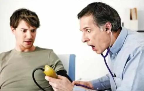 高血压患者在服用降压药时，饮食上的一些细节往往被忽视，却可能对药效产生意想不到的