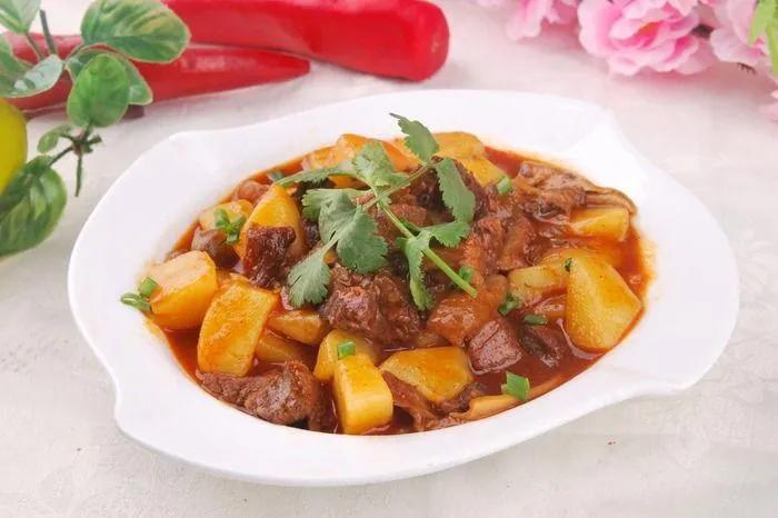 红烧牛腩，怎么做才能入口即化？
众所周知，牛腩很难炖烂乎，很多人想做一道入口即化