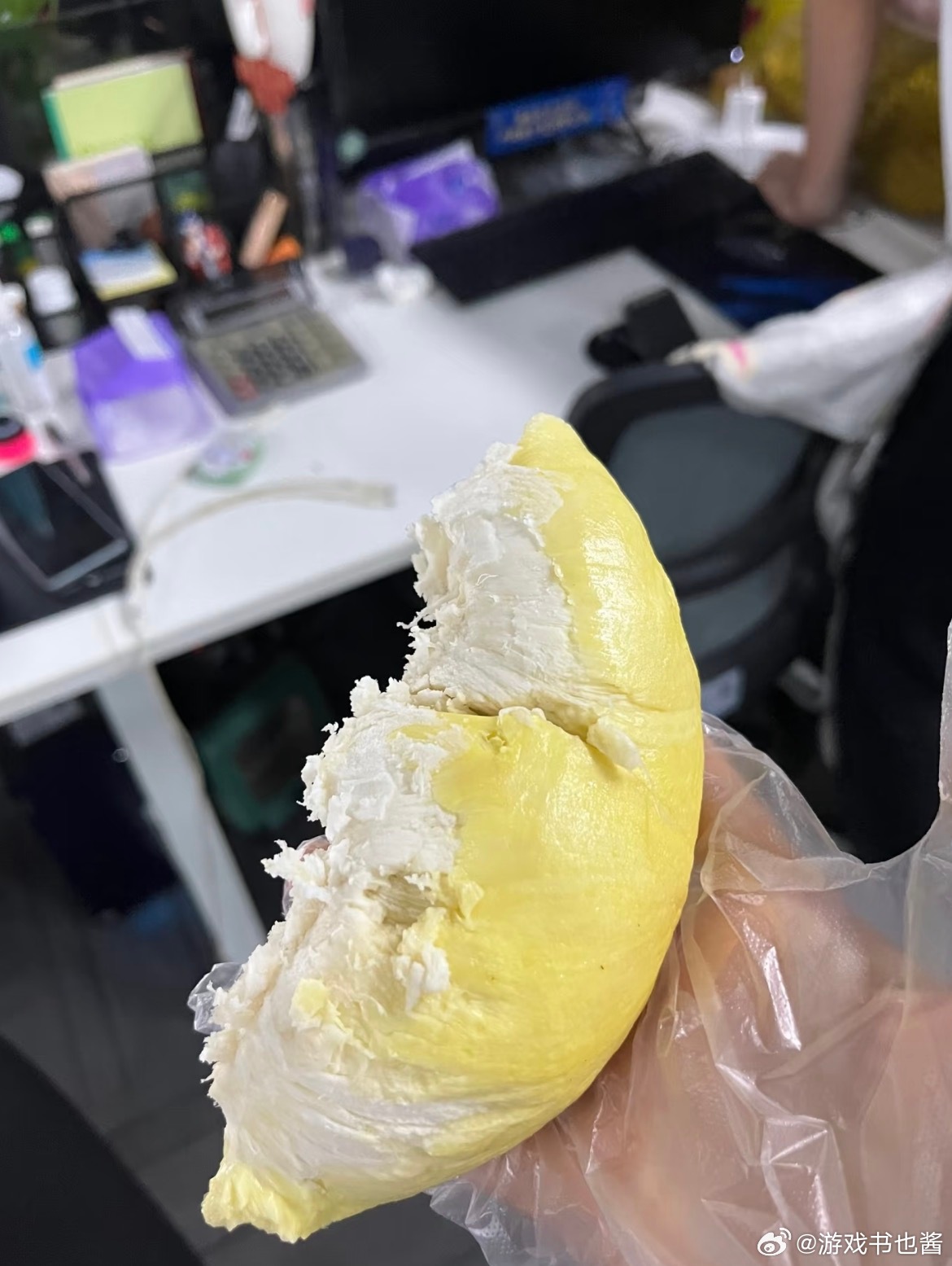 工位吃饭羞耻症我旁边的同事有这觉悟就好了，每次别人都开始工作了，她开始吃饭，还专