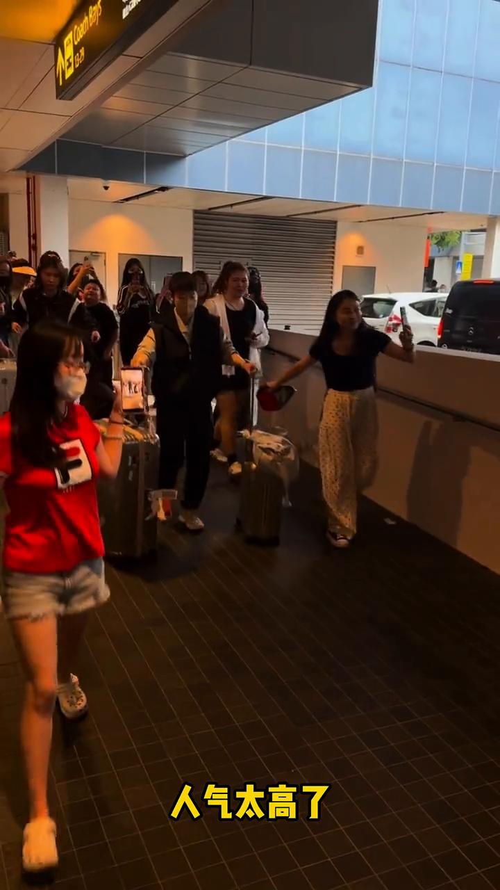 孙颖莎抵达新加坡，孙颖莎回应粉丝的小眼神，好萌好可爱。
被粉丝围堵追着拍照，人气