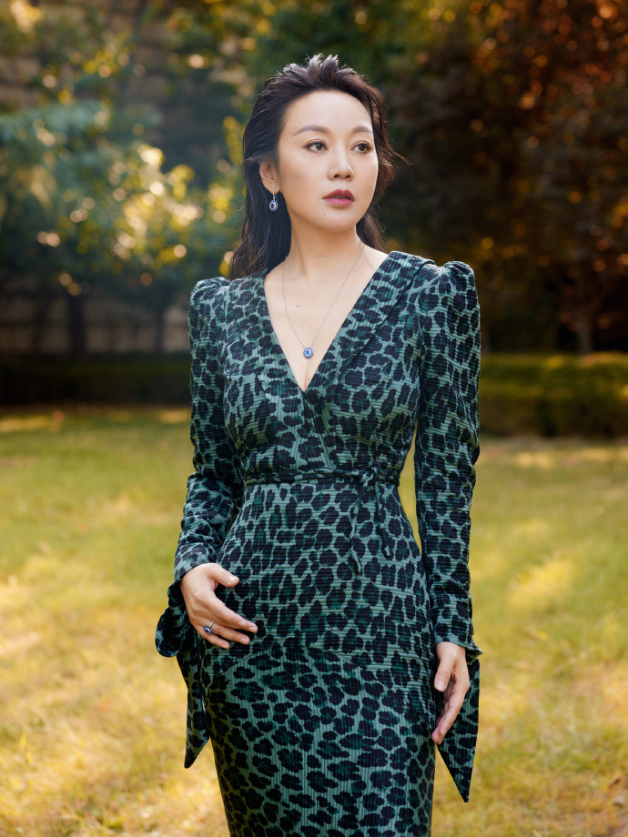 #闫妮深V豹纹长裙##闫妮丝绸之路电影节红毯造型#闫妮的深 V 豹纹长裙，为丝绸