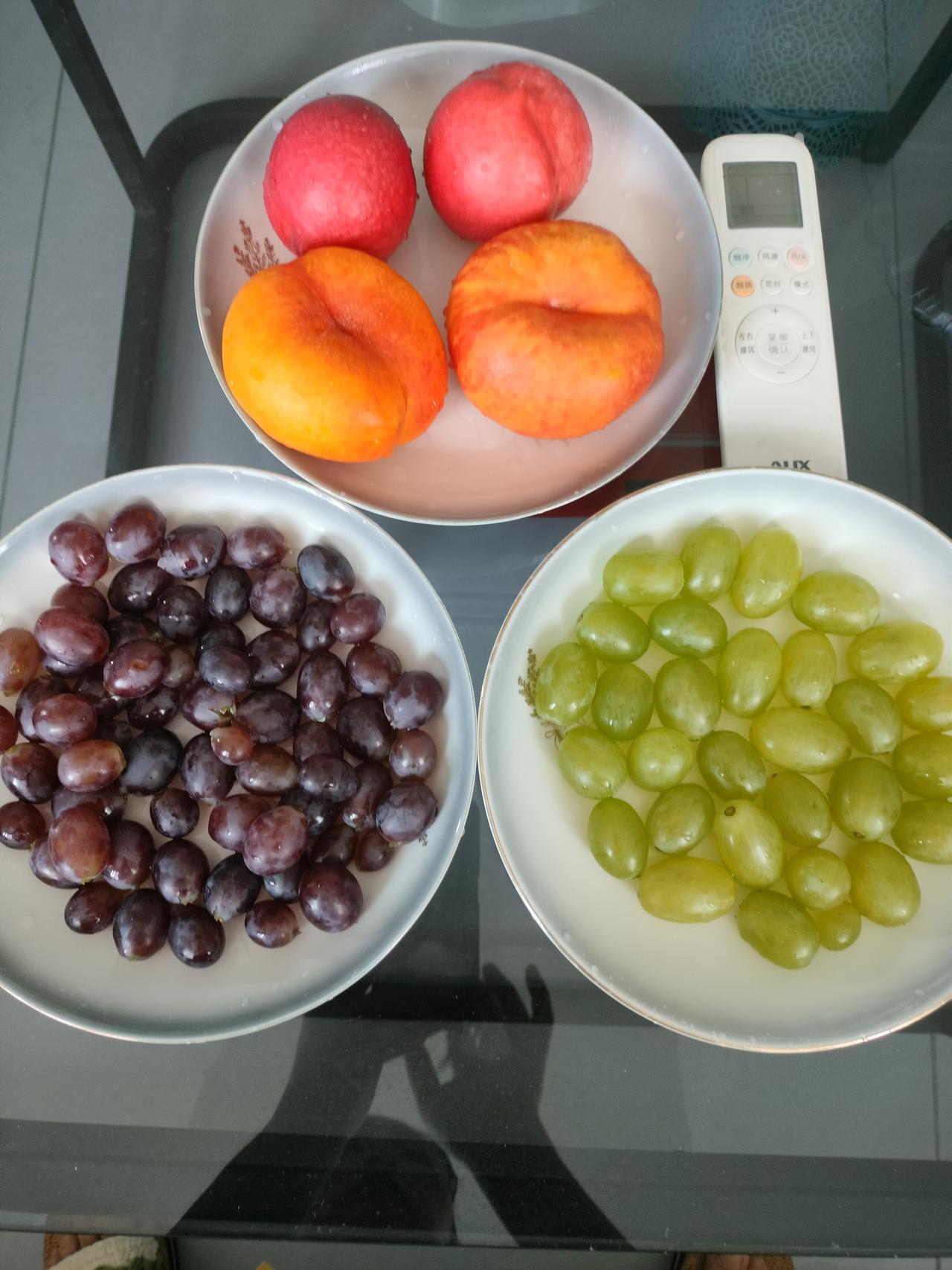 夏季的水果品类繁多，都是新鲜的水果。
暑伏的天气，桃和葡萄都已经成熟了。
这两种