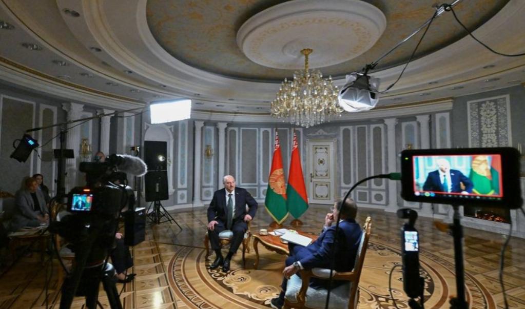 最近白俄罗斯总统卢卡申科，说的一句话火遍了全网。

面对记者提问，他直截了当：我