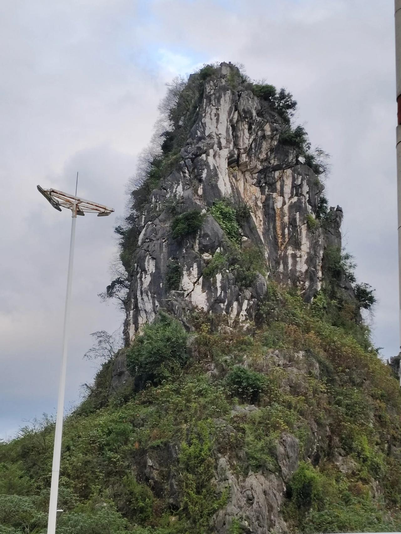 坐车经过桂林东二环路，抓拍了这座小山峰，在这个美丽的城市里，随处可见这样秀丽的小