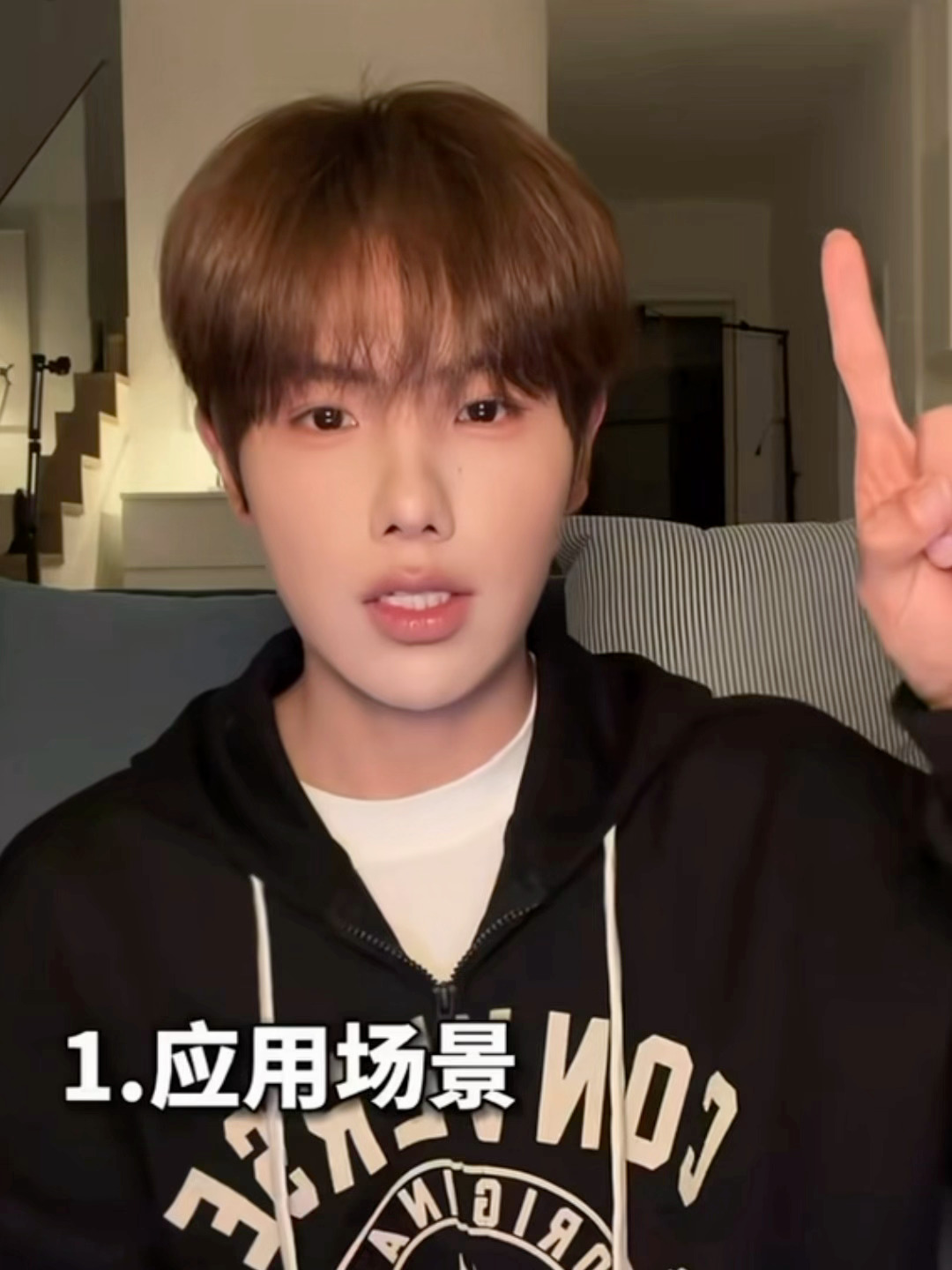 垫底辣孩的脸怎么这样了，是去动脸了，还是美颜参数换了啊…垫底辣孩的脸怎么了