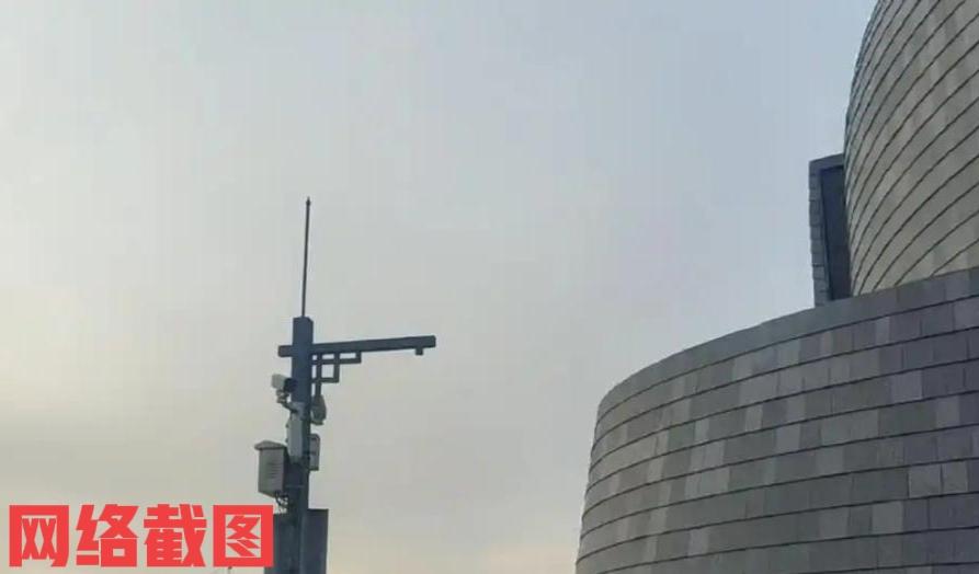 山西大同有男子去博物馆参观游览。

可男子刚进入博物馆门口，就被博物馆内的大喇叭