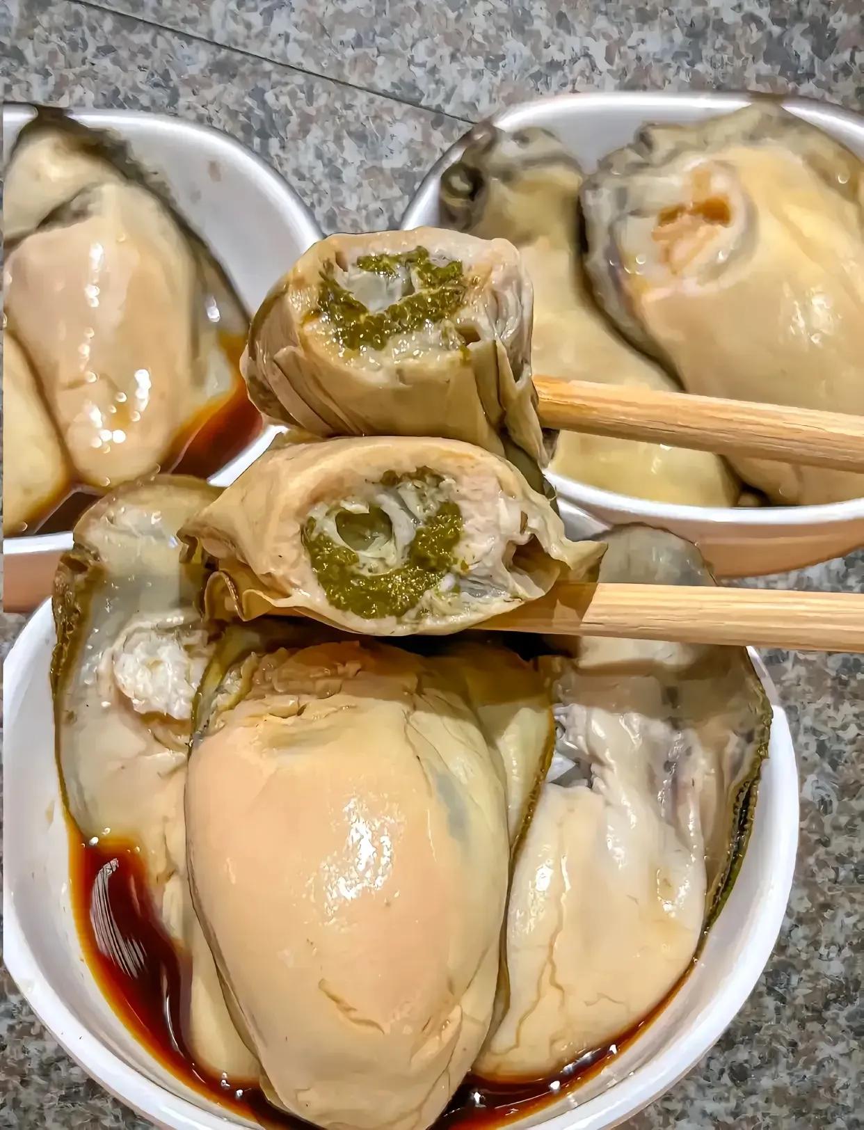 喜欢吃生蚝的朋友，你注意到没有…
生蚝里这绿色的玩意是啥？
能吃么？？[灵光一闪