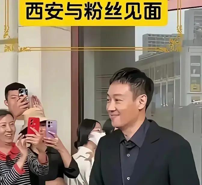 辛柏青在西安回民街被拍到，一个人排队买甄糕，说是女儿馋这口。
网友吓一跳，以为他