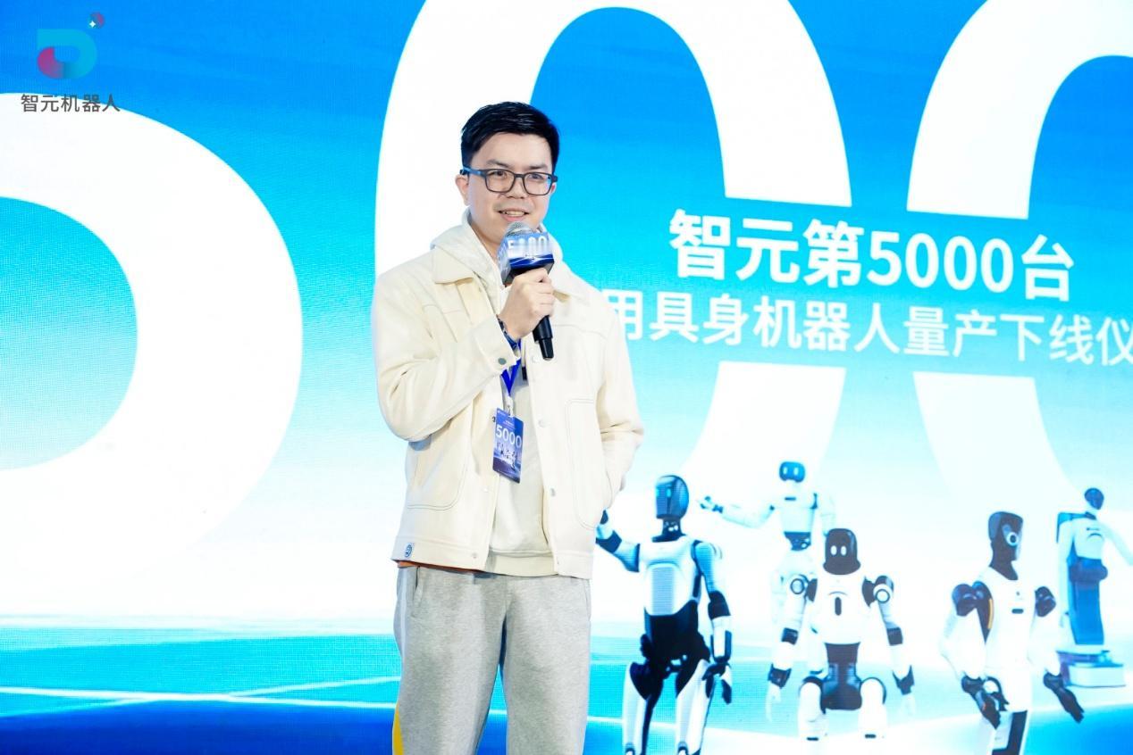 12月8日，智元第5000台通用具身机器人——灵犀X2正式量产下线，这标志着其已