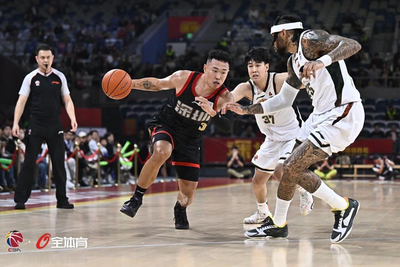 目前场均得分20+的本土球员：郭昊文（22.7）、林庭谦（21.6）、贺希宁（2