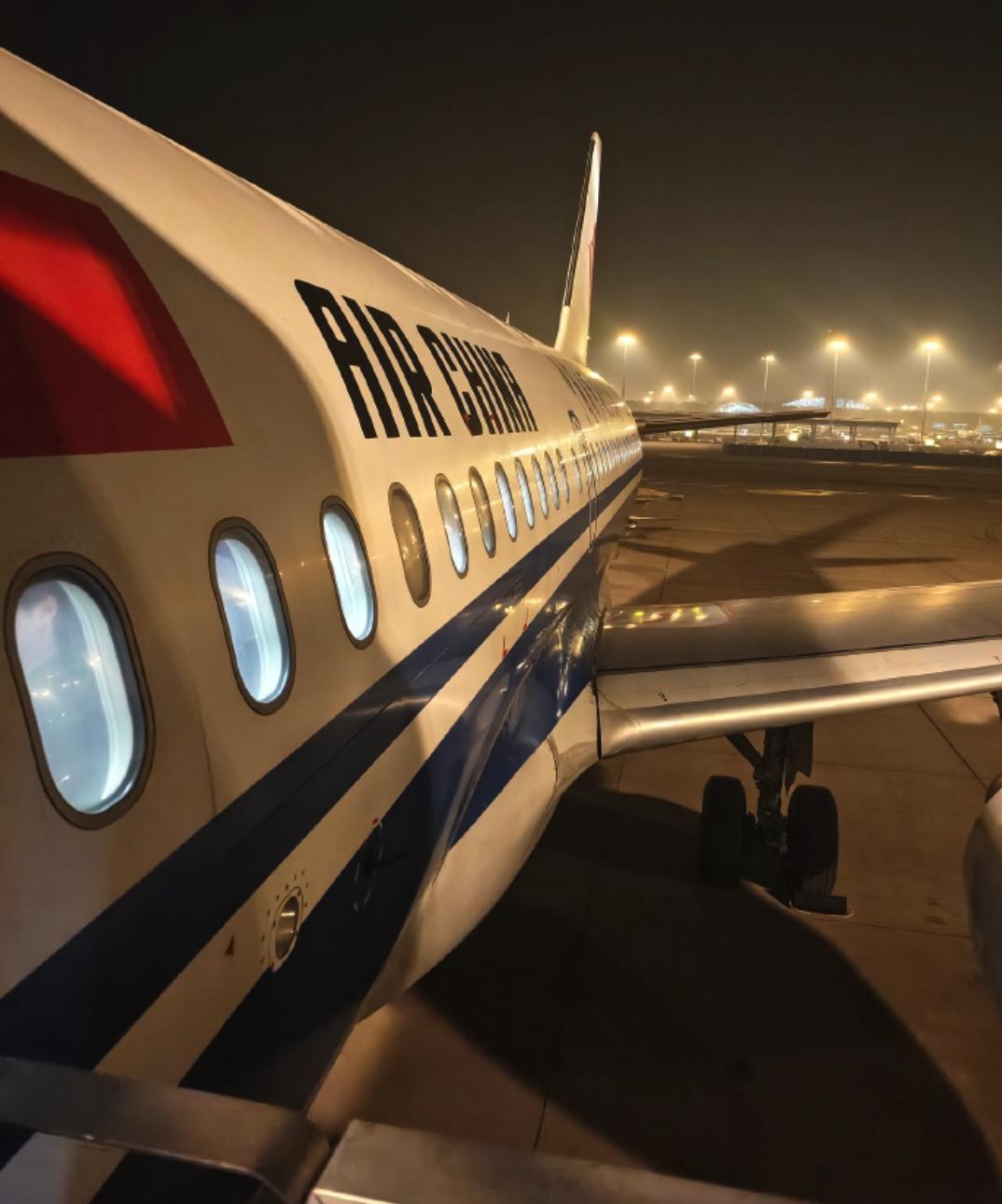 东航通报空姐下跪事件碰一下手肘就暴跳如雷要人下跪、扬言脚踢？落地后医生一查，连个