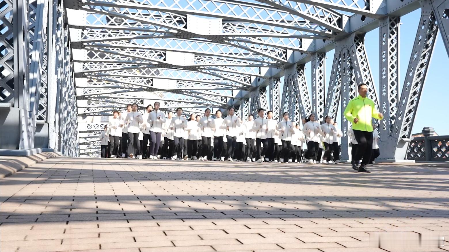 赵文卓再现热血武术群像  赵文卓一出场，便是震撼开场。带着团队跑步入场，紧接着音