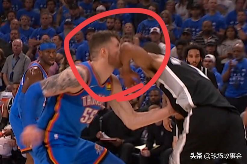 NBA西决第七场第二节比赛中出现了一个极具争议的吹罚，文班亚马在三分线外持球突破