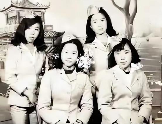 1950年，解放军在福建剿匪时，在山林中遇到了4个女学生，战士们好心为她们指路，